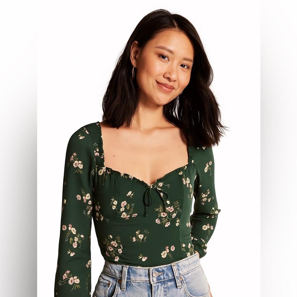Abercrombie & Fitch Green Floral Long Sleeve Top – Sweetheart Neckline